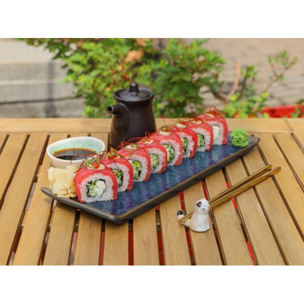 Рол з тунцем та копченим соусом з анчоусів