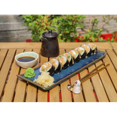 Футомакі з лососем та горіховим соусом